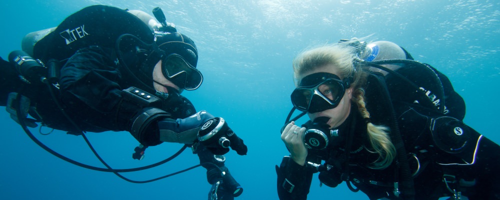 Rescue Diver coming to another divers aid.